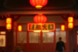 雾港谜案悬疑大片中码头集装箱间的追逐